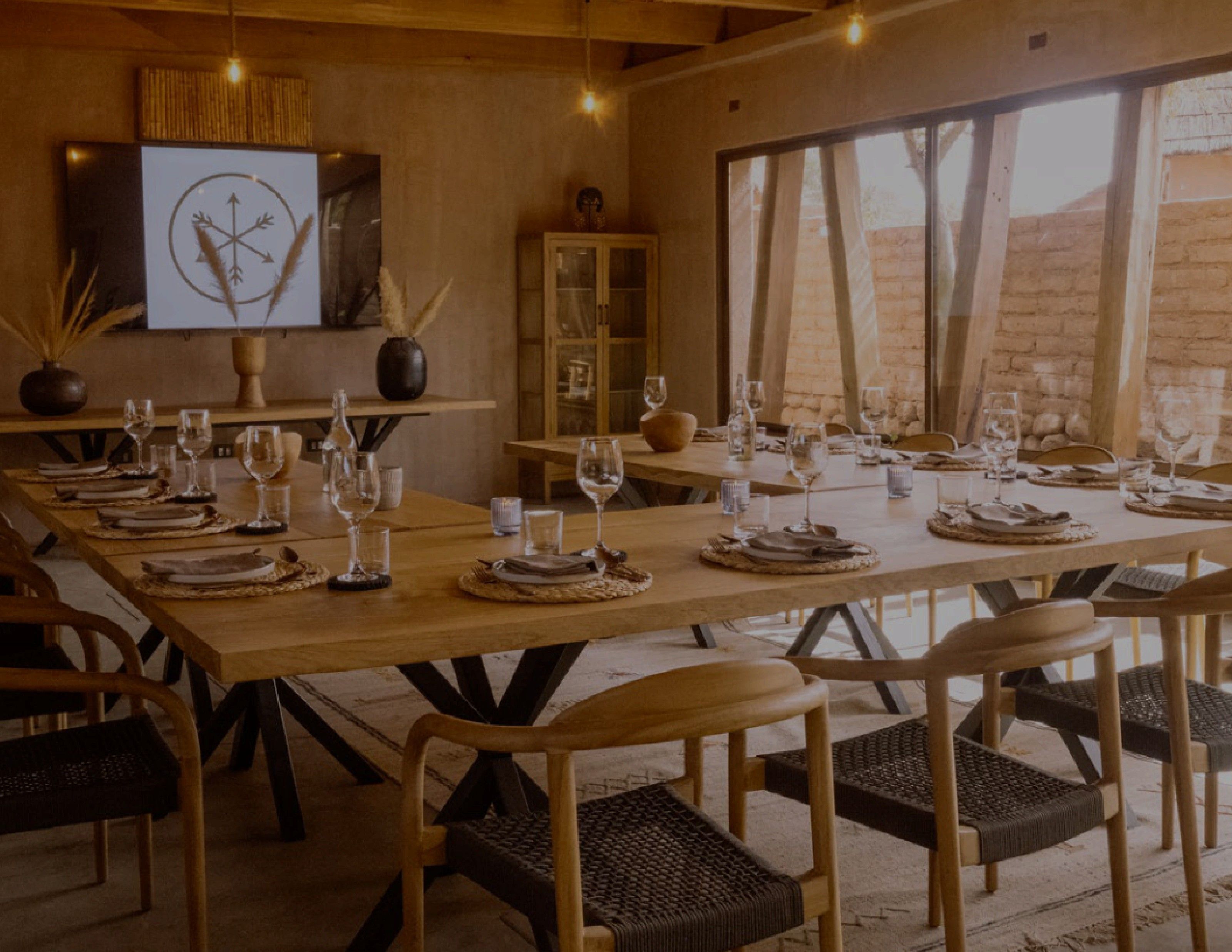 Sala de jantar privativa preparada para experiências intimistas