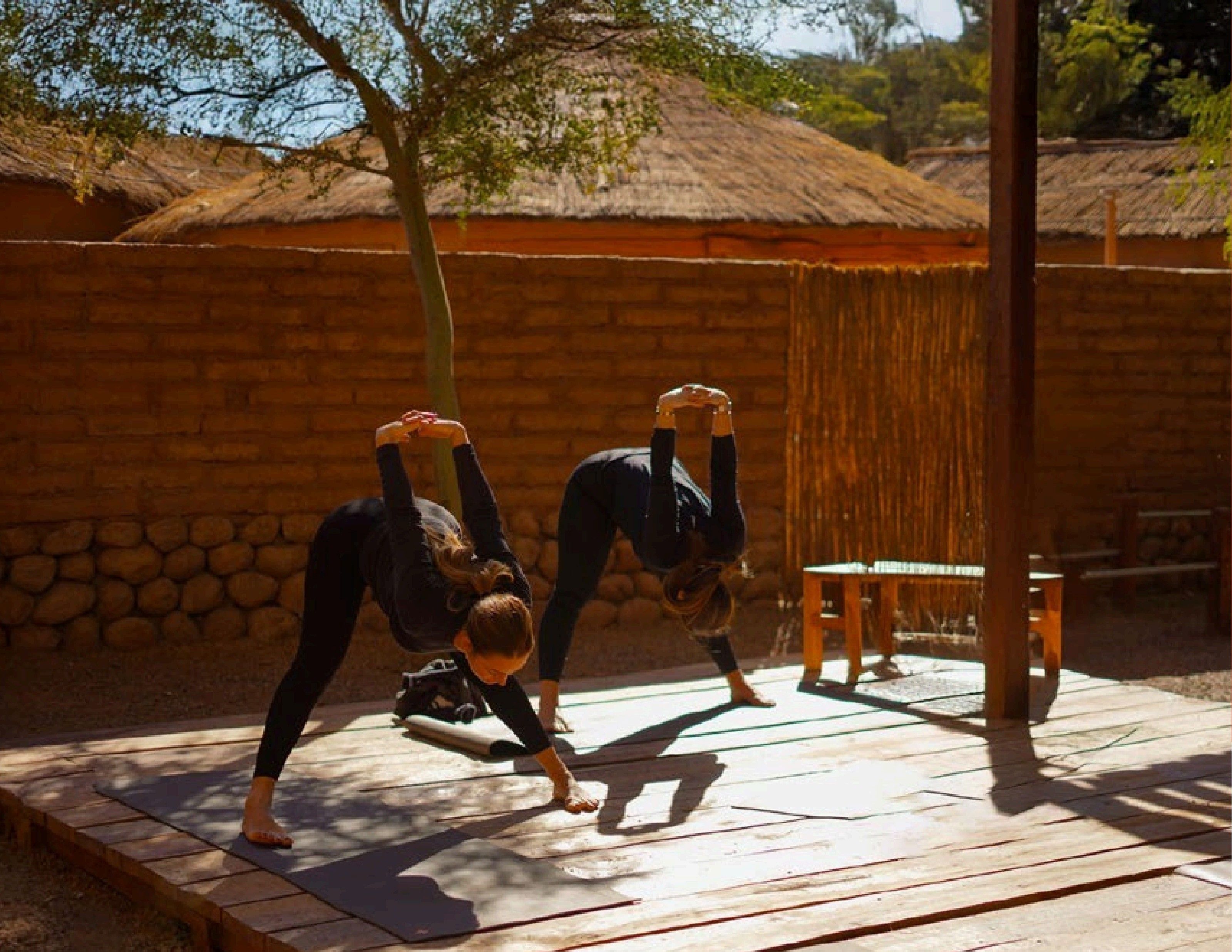 Deck de yoga do hotel ao ar livre